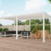 Eine Terrasse im Hinterhof präsentiert eine weiße Pergola mit einem manuellen Lamellendach über schwarzen gepolsterten Sitzgelegenheiten. Ein hölzerner Whirlpool mit Stufen ist von Grünpflanzen und einer Steinmauer umgeben, während Holzterrassenböden und ein Kamin auf der rechten Seite die Szene vervollständigen.