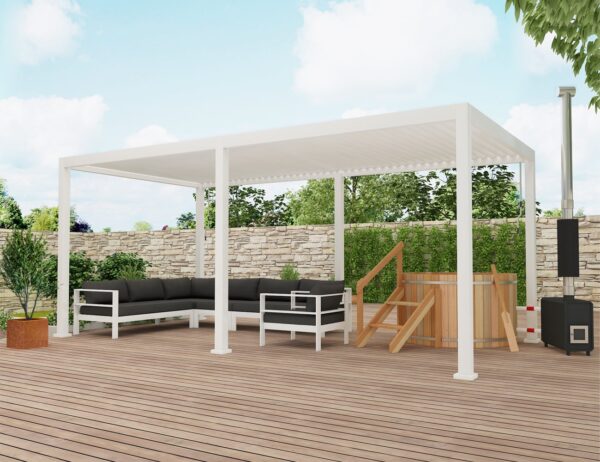 Eine Terrasse im Hinterhof präsentiert eine weiße Pergola mit einem manuellen Lamellendach über schwarzen gepolsterten Sitzgelegenheiten. Ein hölzerner Whirlpool mit Stufen ist von Grünpflanzen und einer Steinmauer umgeben, während Holzterrassenböden und ein Kamin auf der rechten Seite die Szene vervollständigen.