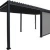 Das Glasschiebewand Lamellendach ist eine moderne Pergola mit Metallrahmen, Lamellendach und einziehbarem Seitenteil. Das schlichte Design auf einem schlichten weißen Hintergrund unterstreicht den zeitgenössischen Reiz.