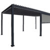 La pergola sur mesure à lames coulissantes ou à lames fixes est une pergola noire moderne dotée d'un toit plat à lames et de stores personnalisables. Elle est dotée de quatre pieds robustes et d'un côté partiellement fermé pour une protection partielle. Son design minimaliste sublime les espaces extérieurs tels que les jardins ou les terrasses.