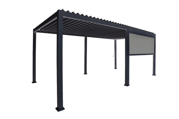 La pergola sur mesure à lames coulissantes ou à lames fixes est une pergola noire moderne dotée d'un toit plat à lames et de stores personnalisables. Elle est dotée de quatre pieds robustes et d'un côté partiellement fermé pour une protection partielle. Son design minimaliste sublime les espaces extérieurs tels que les jardins ou les terrasses.