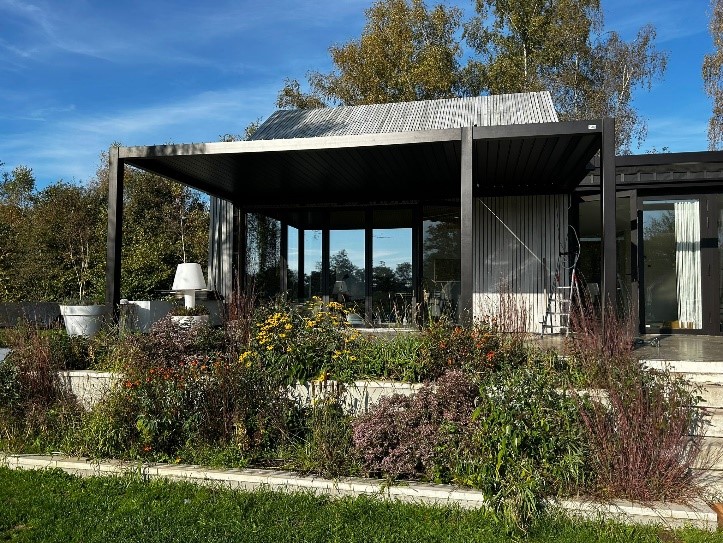 Maßgeschneiderte Überdachung in Cromvoirt mit schwebendem Design und LED-Beleuchtung, passend bij modern huis.