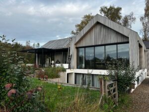 Moderne maßgeschneiderte Überdachung in Cromvoirt mit schwebendem Design und LED-Beleuchtung für ein stilvolles Zuhause