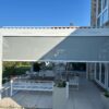 Moderne Aluminium Lamellen Überdachung in einem Garten in Bonn, perfekt auf das Haus abgestimmt