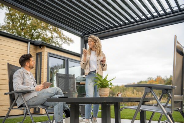 Smartes Lamellendach elektrisch mit App Steuerung für individuelle Einstellungen
