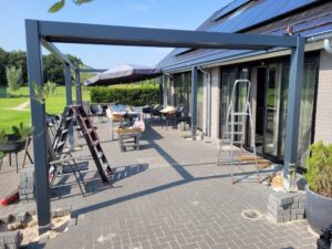 Moderne Aluminiumüberdachung in Gaanderen mit LED-Beleuchtung und maßgeschneiderten elektrischen Screens