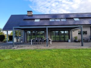 Nachhaltige Aluminiumüberdachung in RAL 7016 mit LED-Beleuchtung und elektrischen Screens