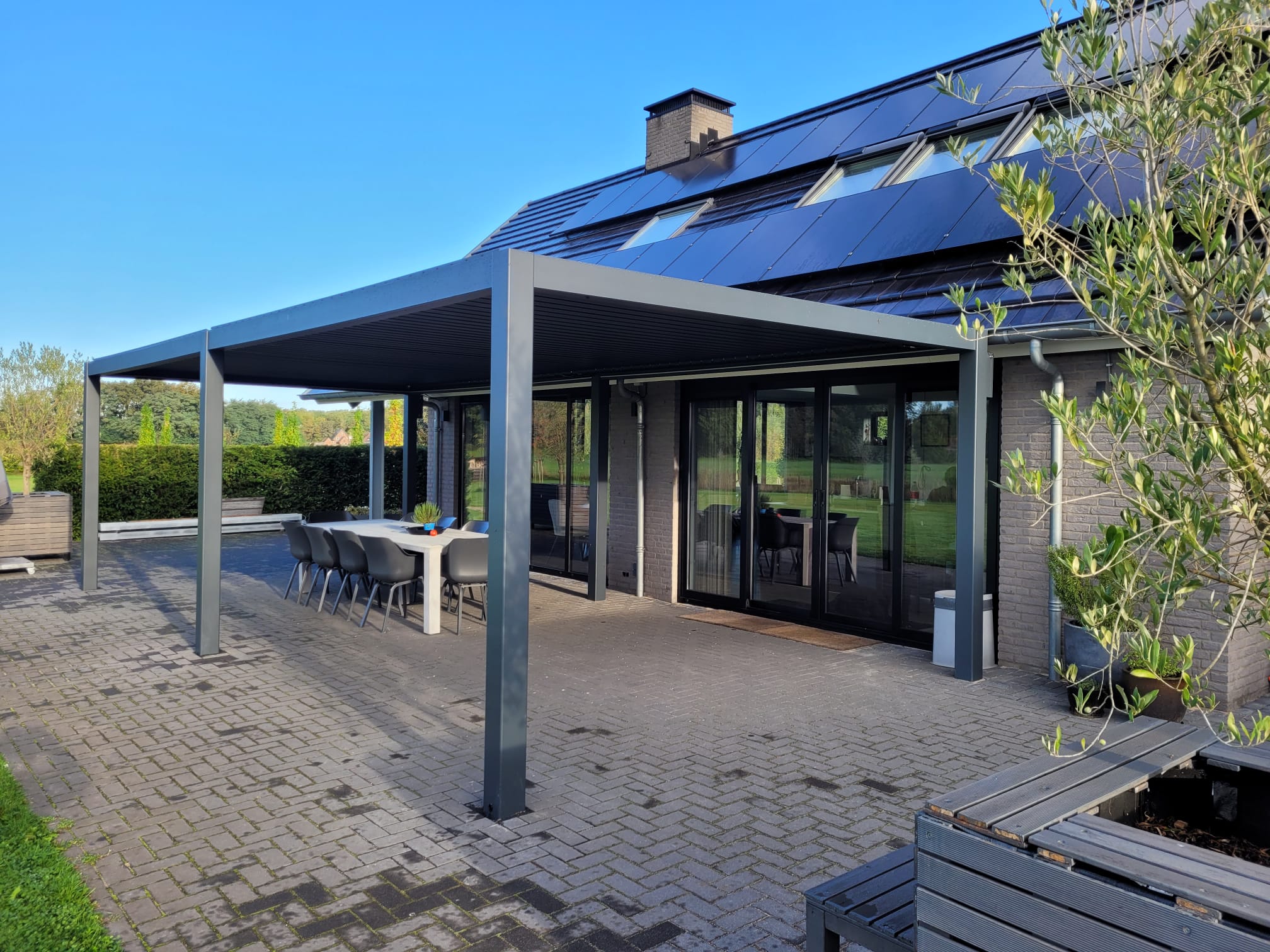 Nachhaltige Aluminiumüberdachung mit LED-Beleuchtung und elektrischen Screens im Garten von Rudy Italiaander in Gaanderen.